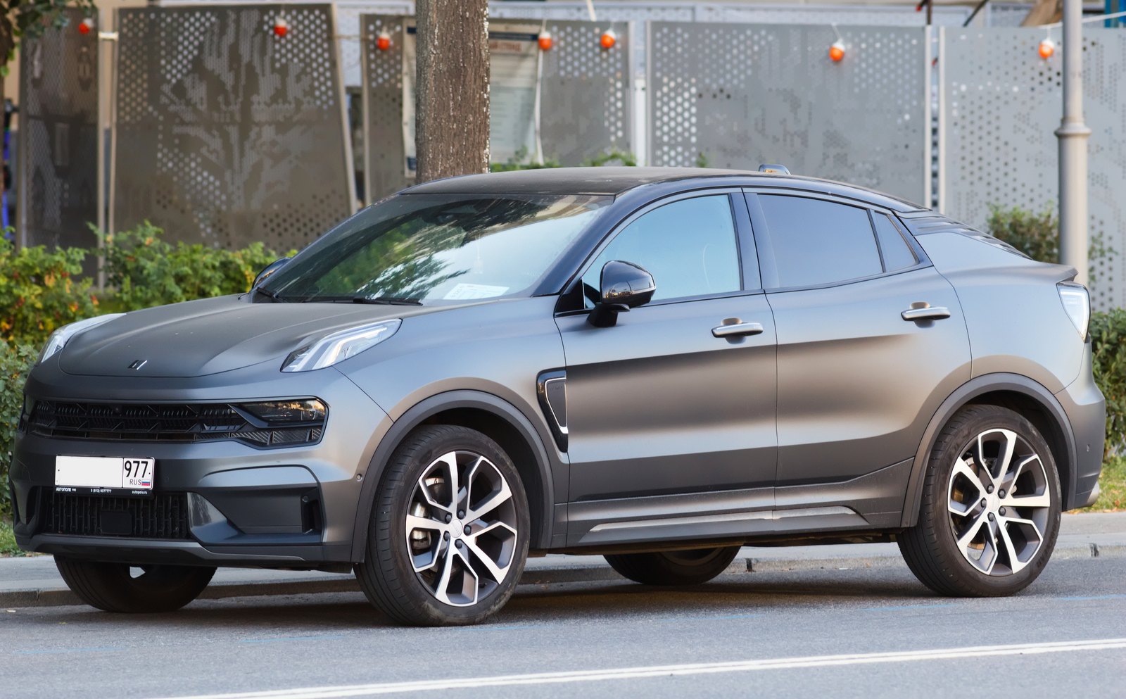 Lynk Co 05 — Lynk & Co SUV (PHEV)